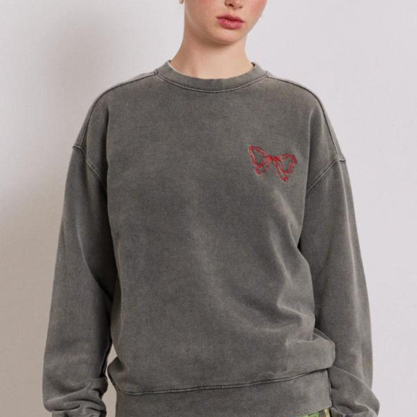 Women's Casual Loose Fit Long Sleeve Round Neck Sweatshirt - 100% Polyester Lightweight 119g/m², Solid Color with Red Bow Embroidery, Spring/Fall Pullover for Casual Attire