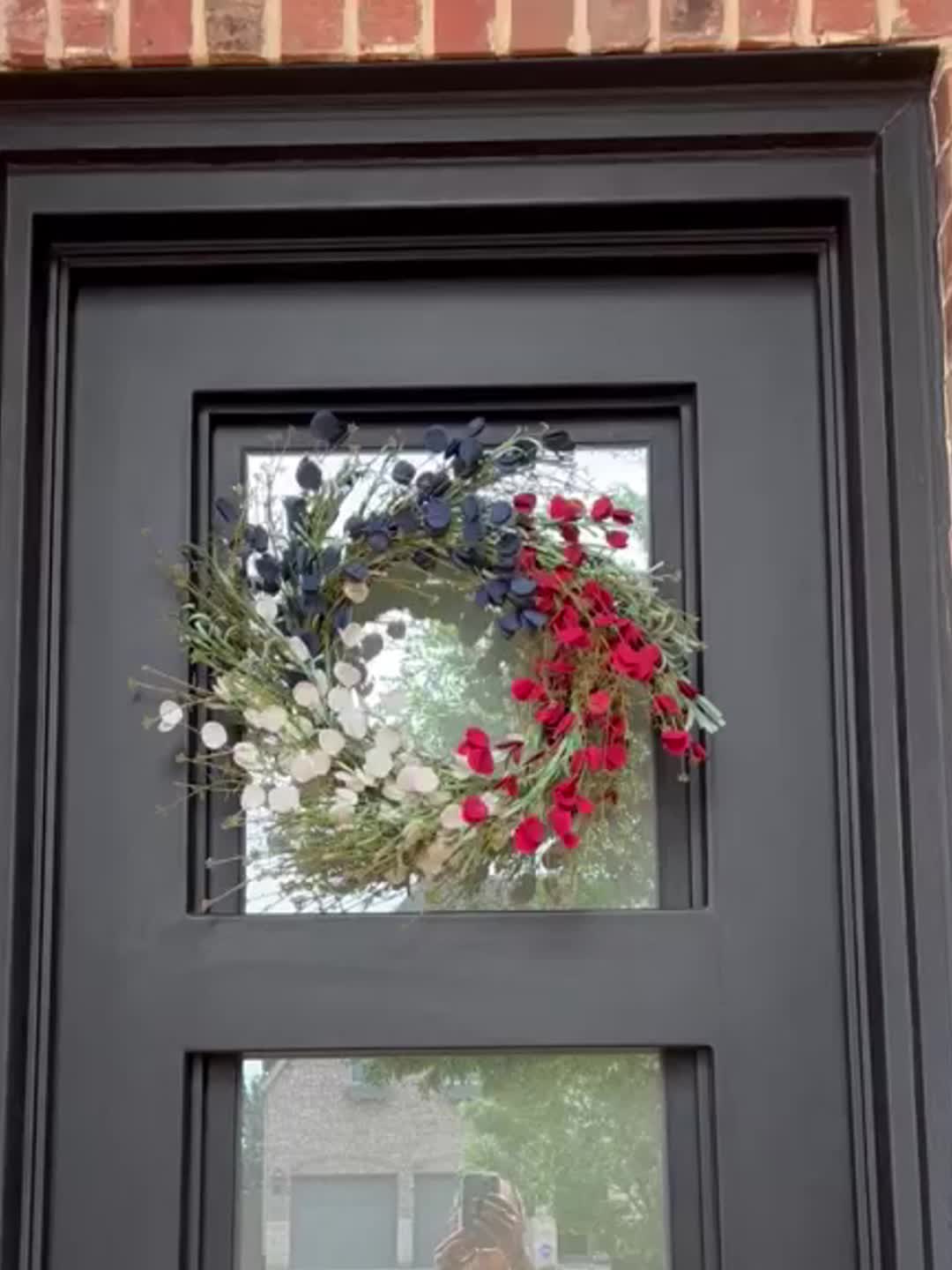 22-inch American Flag Wreath, Patriotic Decor Wreath, Red White And Blue Artificial Floral Stems Wreath. Perfect for 4th Of July Independence Day, Memorial Day, And Flag Day Decorations. This Handcrafted Memorial Day Home Dec