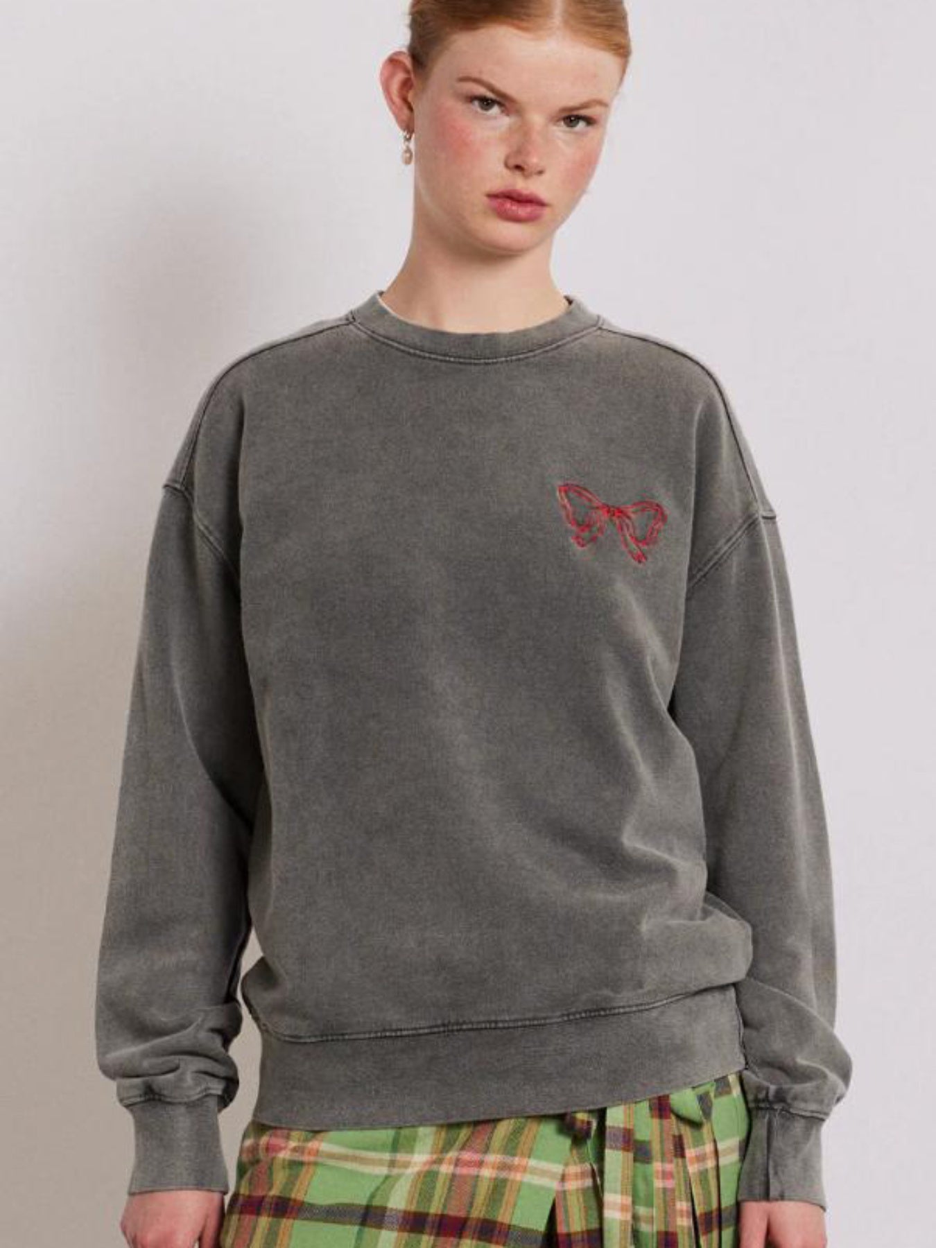 Women's Casual Loose Fit Long Sleeve Round Neck Sweatshirt - 100% Polyester Lightweight 119g/m², Solid Color with Red Bow Embroidery, Spring/Fall Pullover for Casual Attire