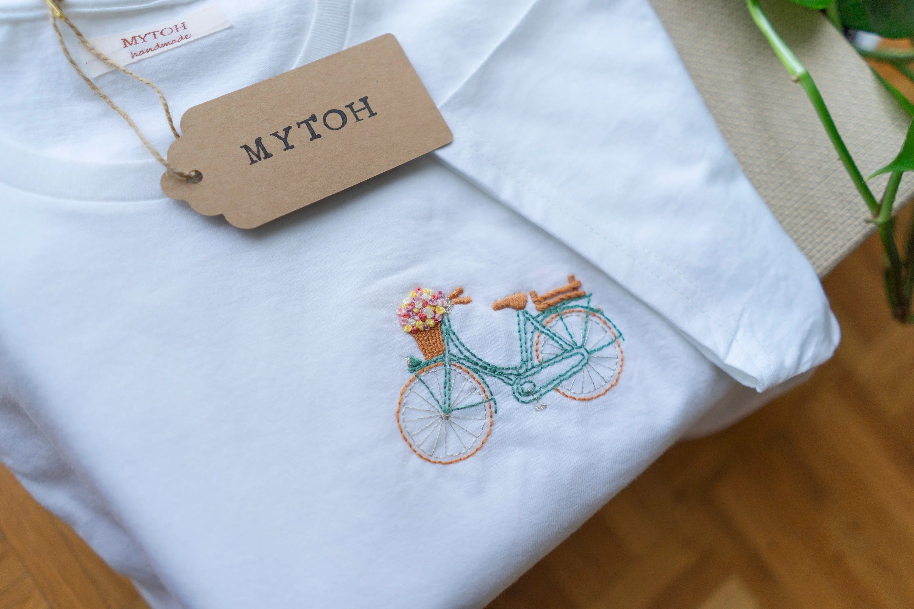 Hand-embroidered t-shirt/ Customized T-Shirt / Made in Italy / Bicycle t-shirt / Embroidered tshirt