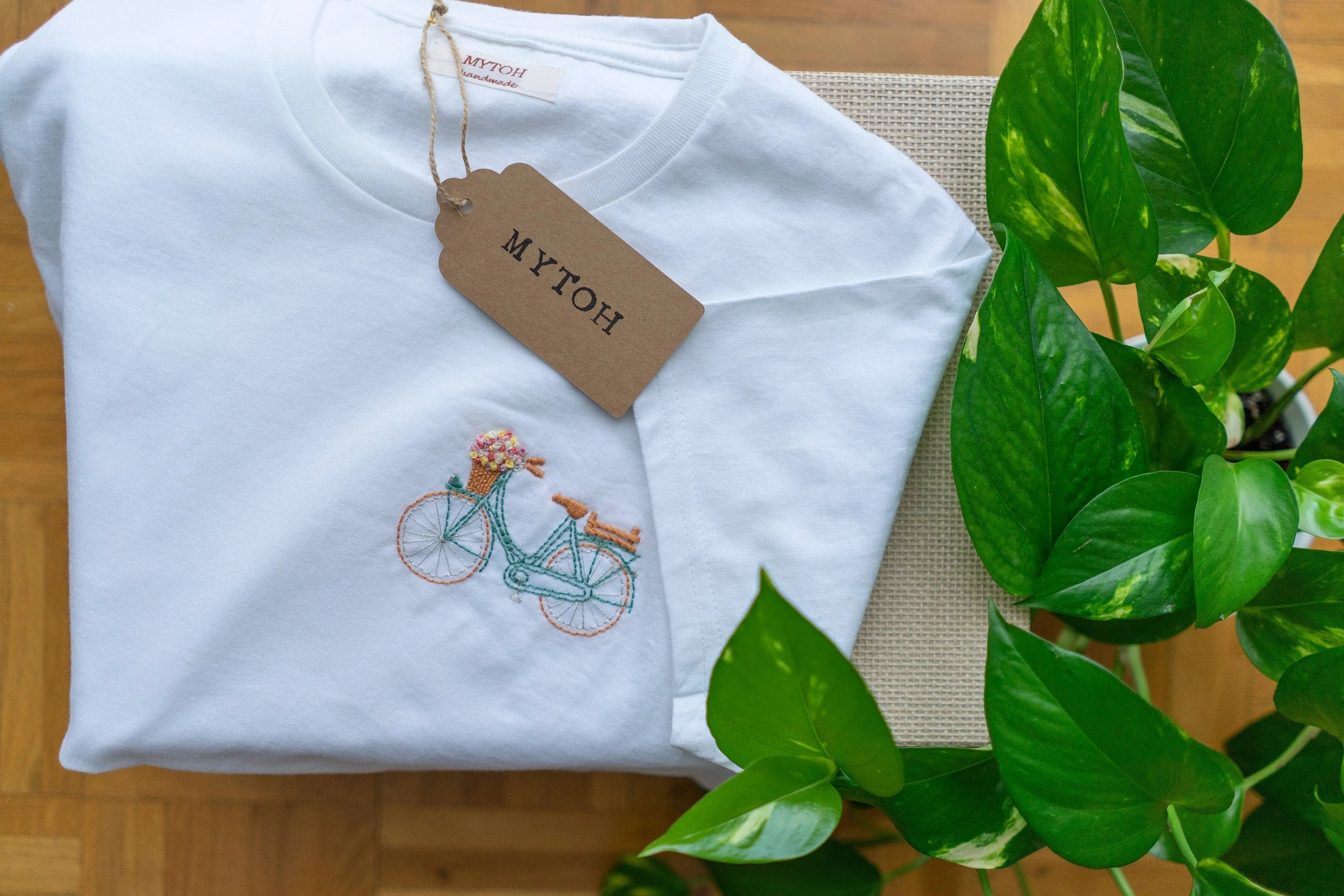 Hand-embroidered t-shirt/ Customized T-Shirt / Made in Italy / Bicycle t-shirt / Embroidered tshirt