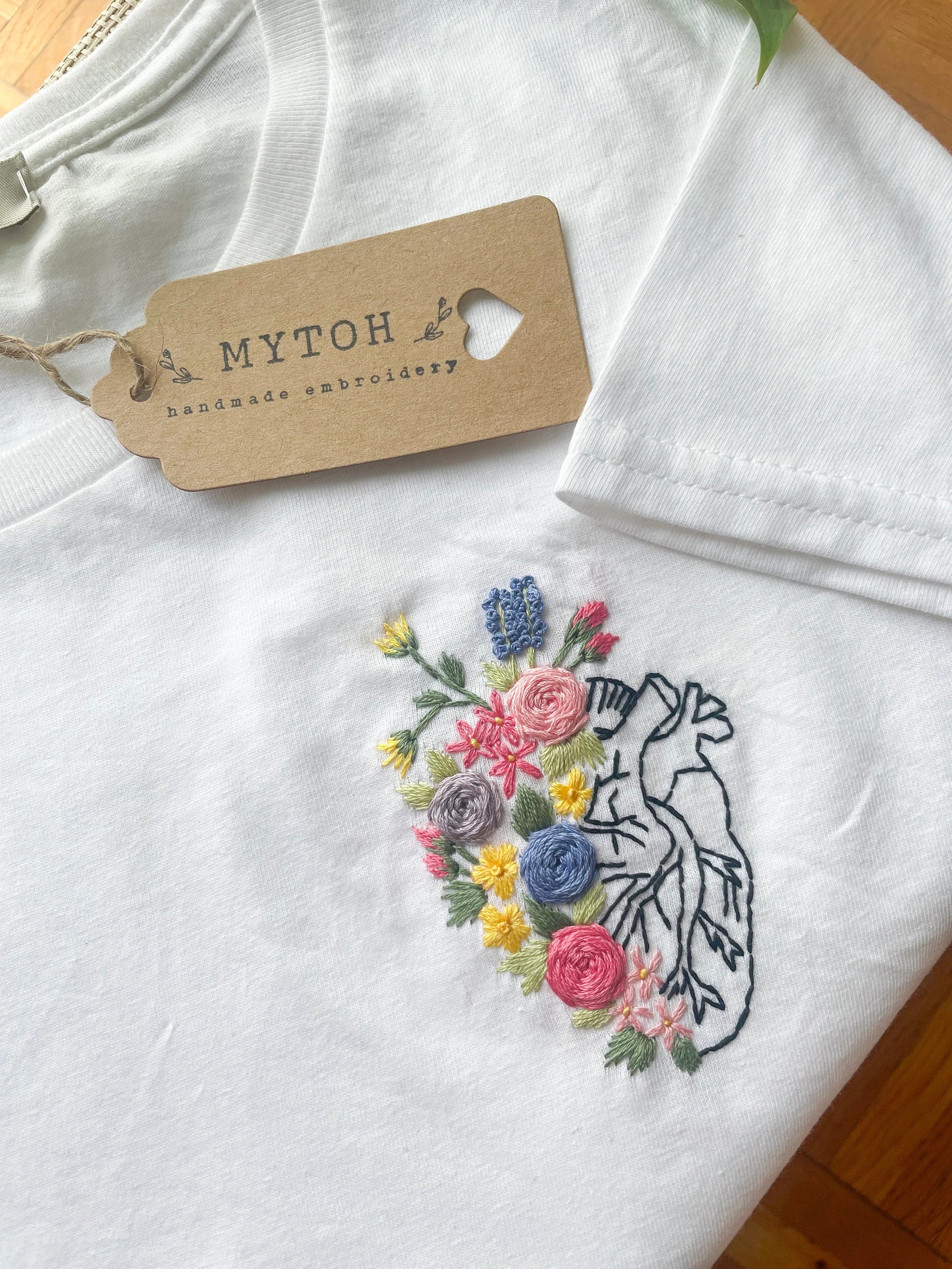 Personalized t-shirt, hand embroidered, 100% cotton. Heart with flowers