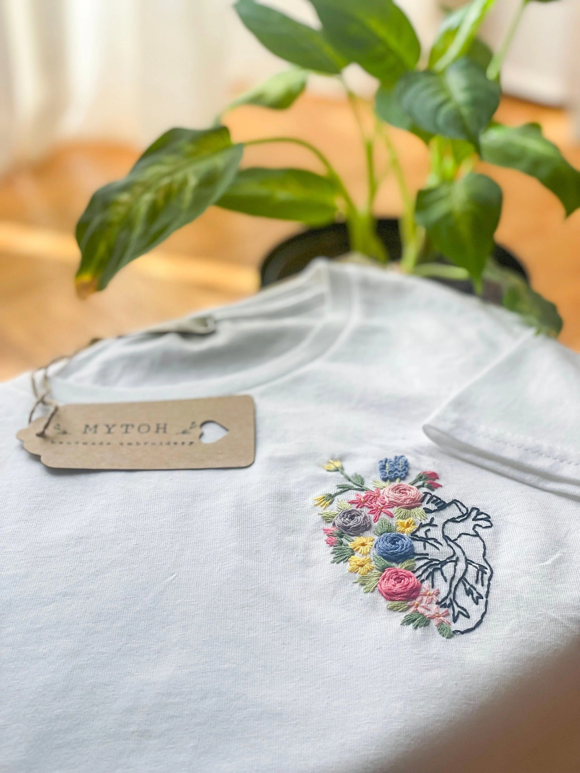 Personalized t-shirt, hand embroidered, 100% cotton. Heart with flowers