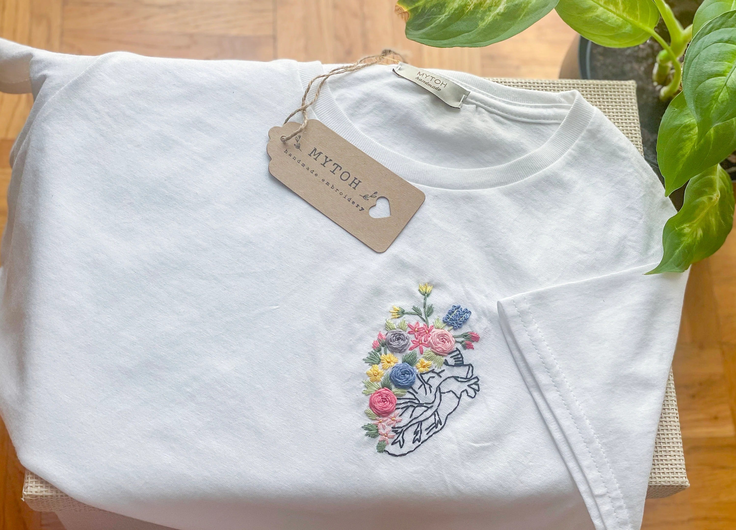 Personalized t-shirt, hand embroidered, 100% cotton. Heart with flowers