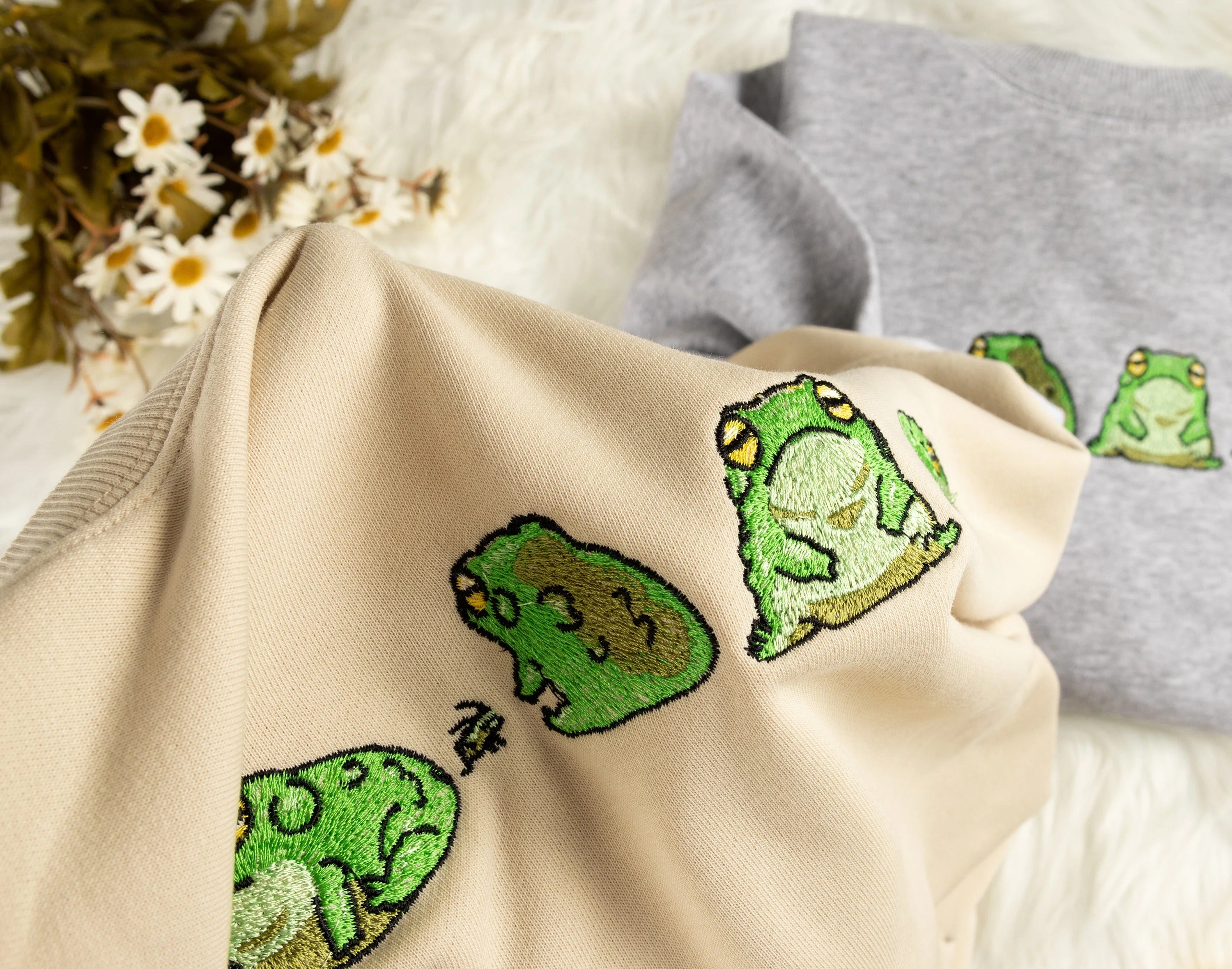 Frog Embroidered Sweatshirt | Frog University T-shirt | Embroidered Sweatshirt | Sweater | Crew Neck Sweatshirt