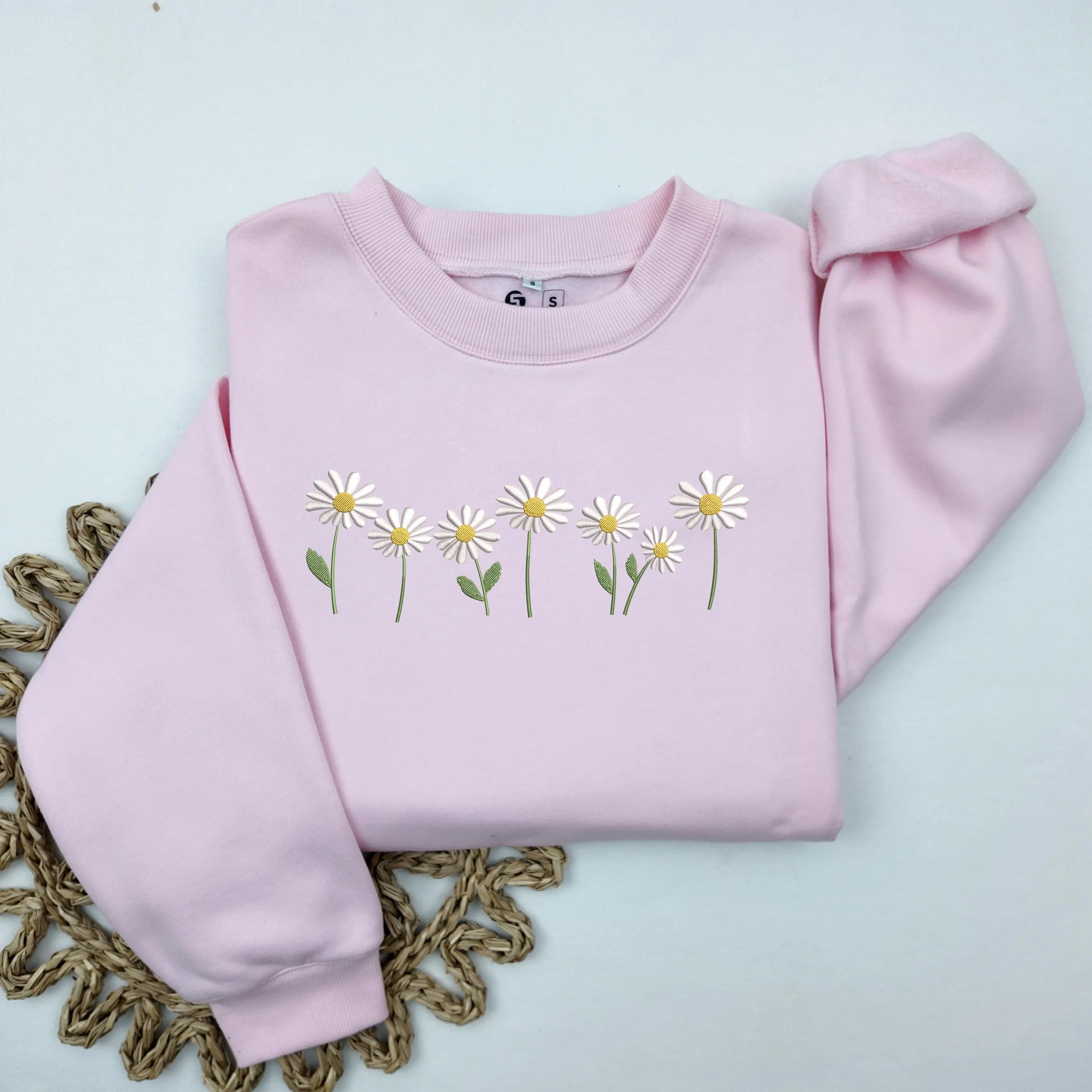 Daisy Embroidered Sweatshirt, Floral Cottagecore Shirt, Botanical Shirt, Nature Shirt, Flower Sweatshirt, Minimalist Floral Sweater