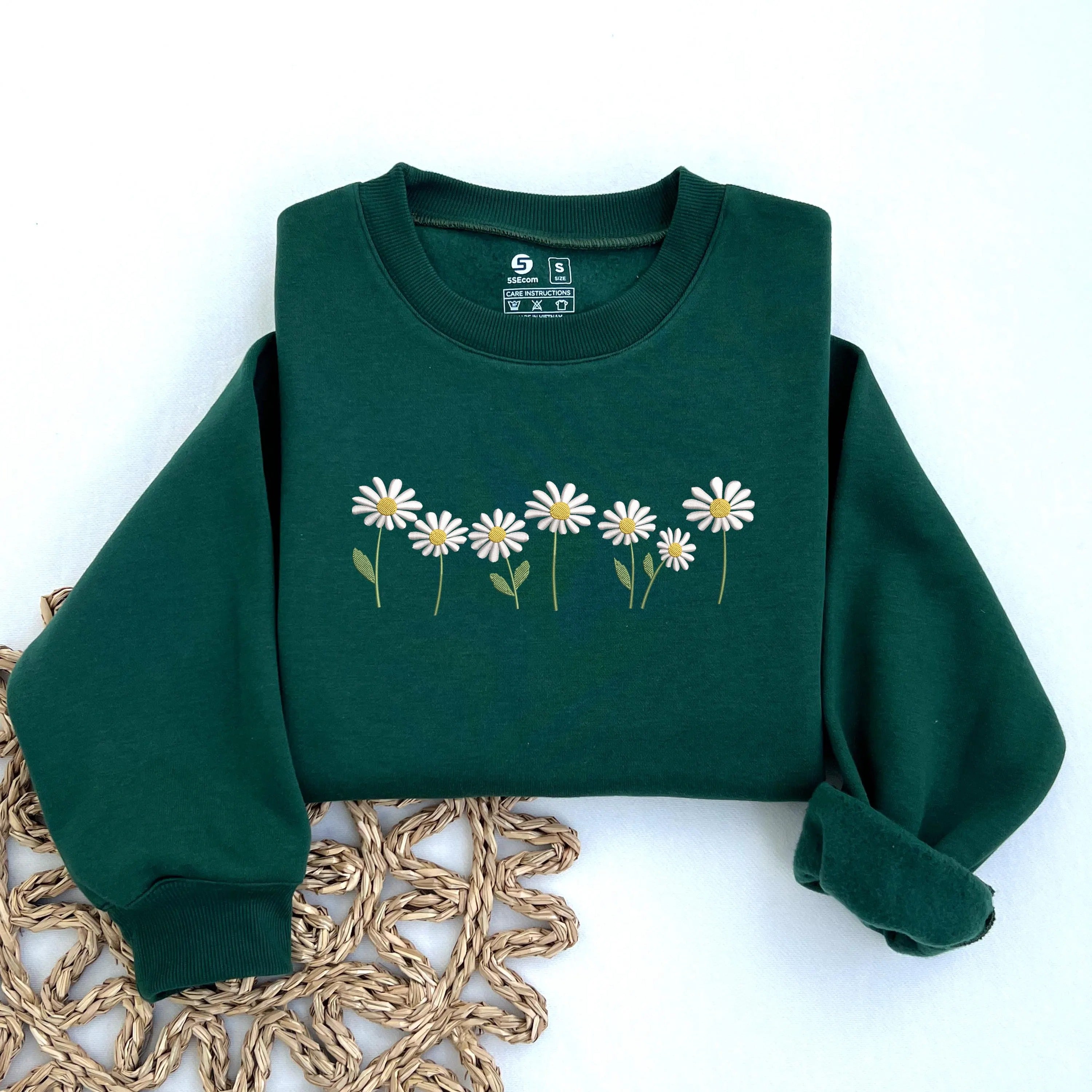 Daisy Embroidered Sweatshirt, Floral Cottagecore Shirt, Botanical Shirt, Nature Shirt, Flower Sweatshirt, Minimalist Floral Sweater