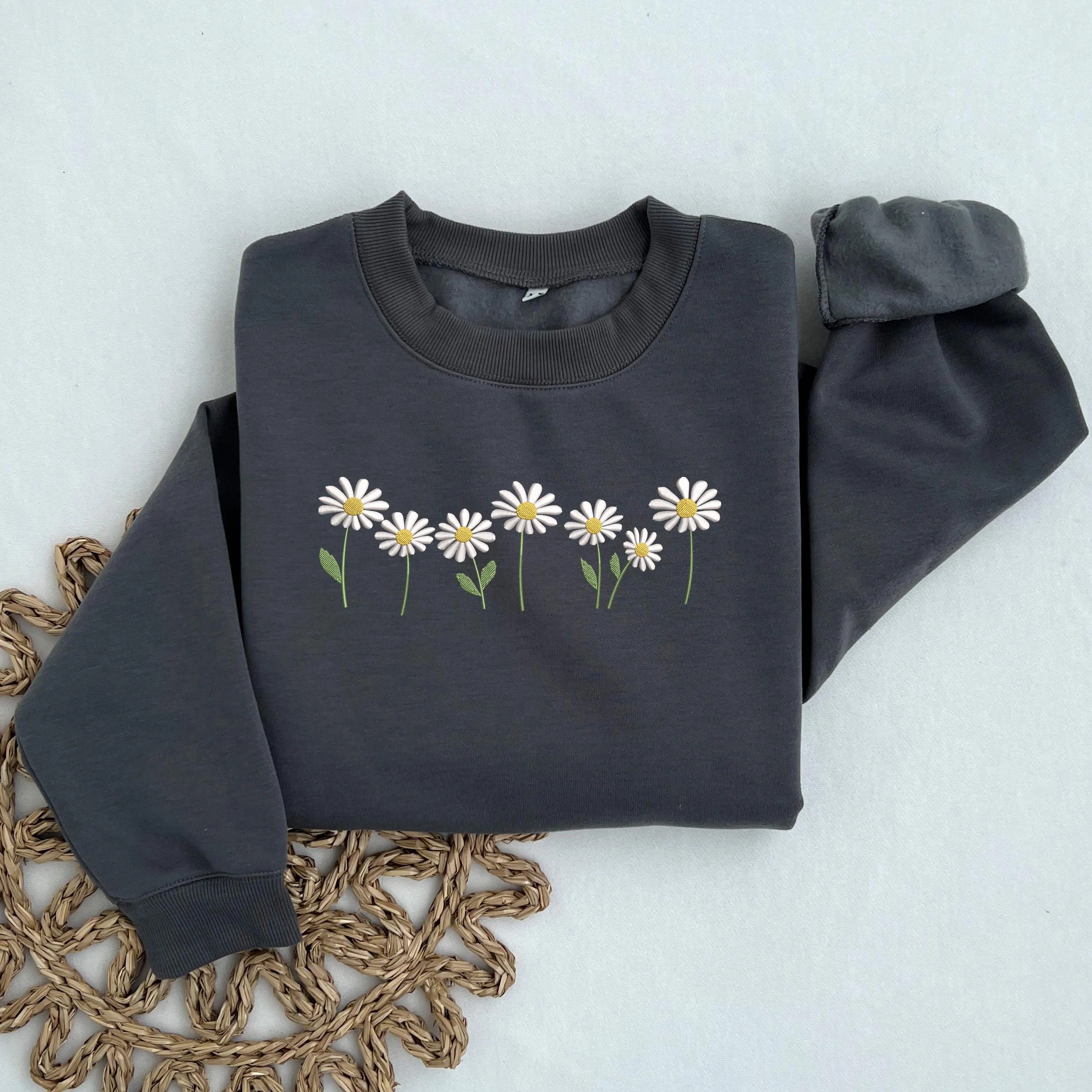 Daisy Embroidered Sweatshirt, Floral Cottagecore Shirt, Botanical Shirt, Nature Shirt, Flower Sweatshirt, Minimalist Floral Sweater