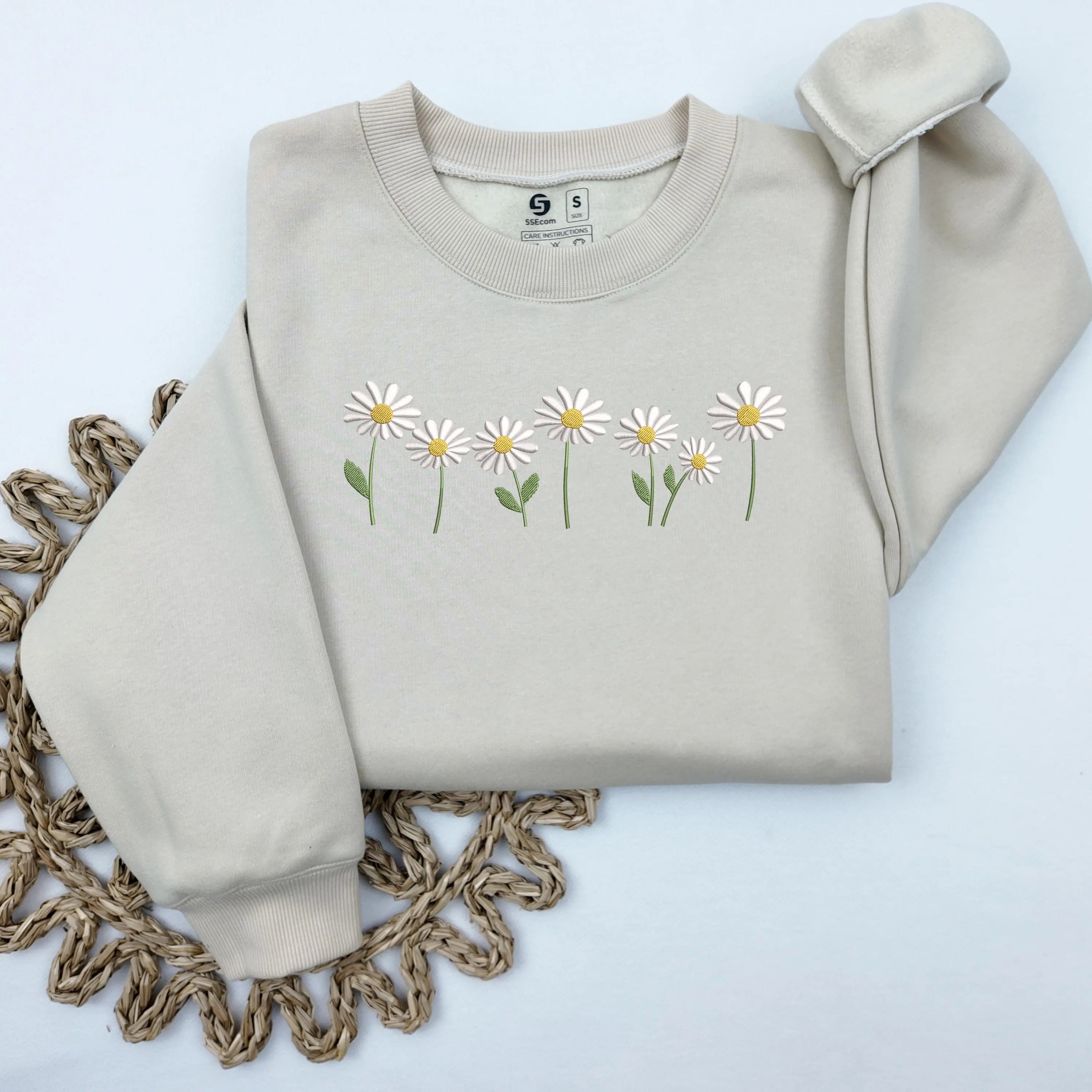 Daisy Embroidered Sweatshirt, Floral Cottagecore Shirt, Botanical Shirt, Nature Shirt, Flower Sweatshirt, Minimalist Floral Sweater