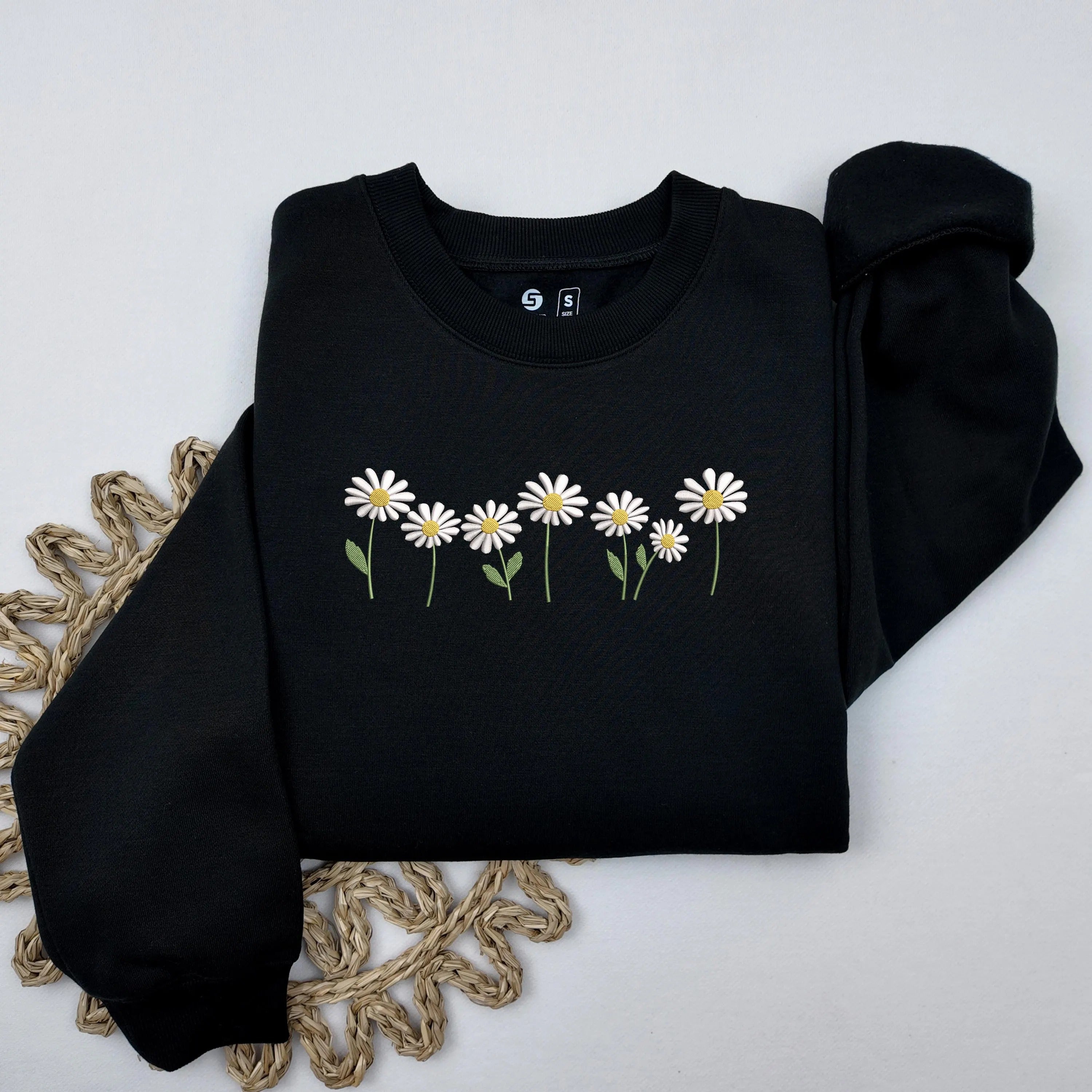 Daisy Embroidered Sweatshirt, Floral Cottagecore Shirt, Botanical Shirt, Nature Shirt, Flower Sweatshirt, Minimalist Floral Sweater