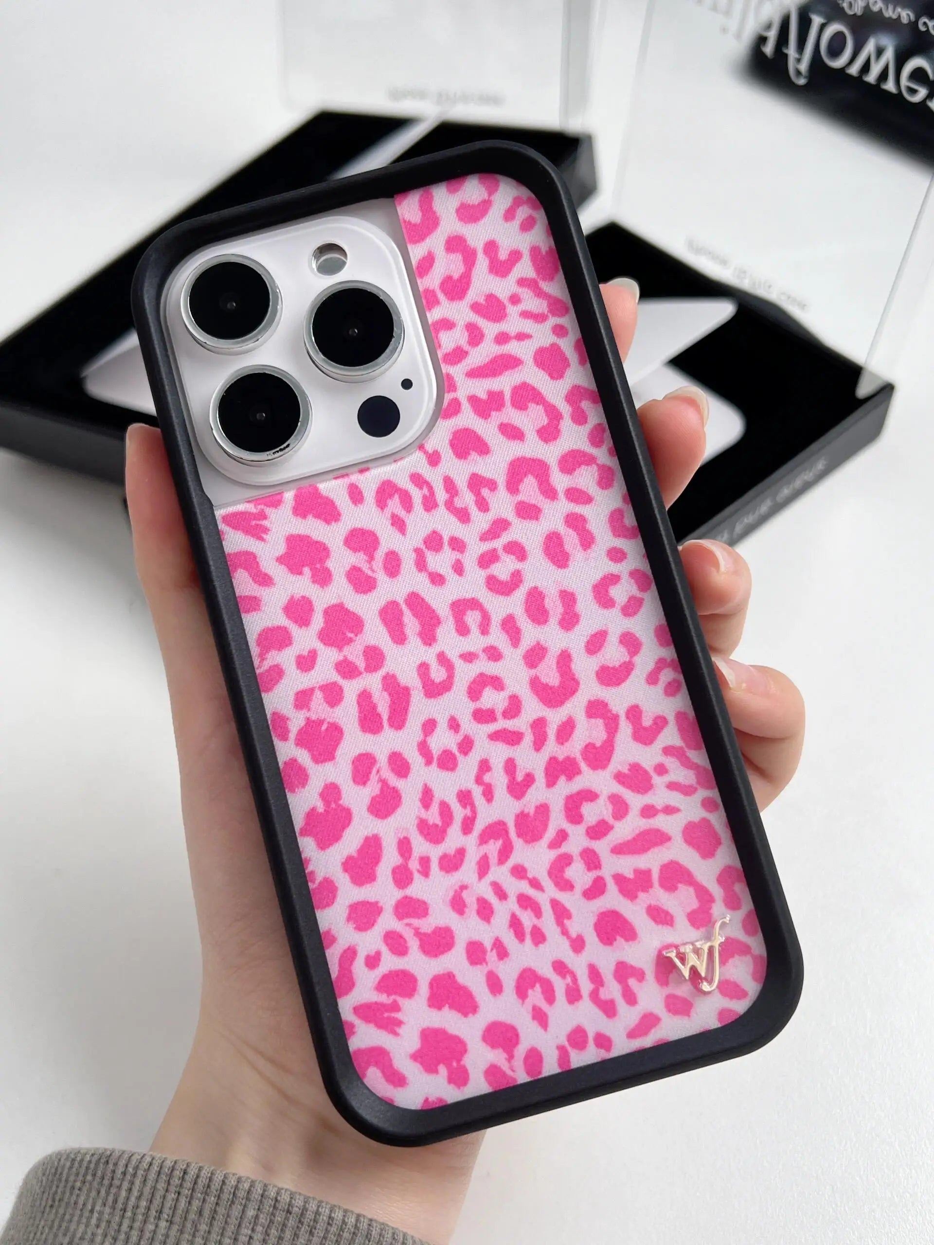 Wildflower Ins Cute Cartoon Phone Case for iPhone Leopard Print Cherry Pink Cat Brown  13 Pro 14 Pro 15 Pro WF Strawberries case