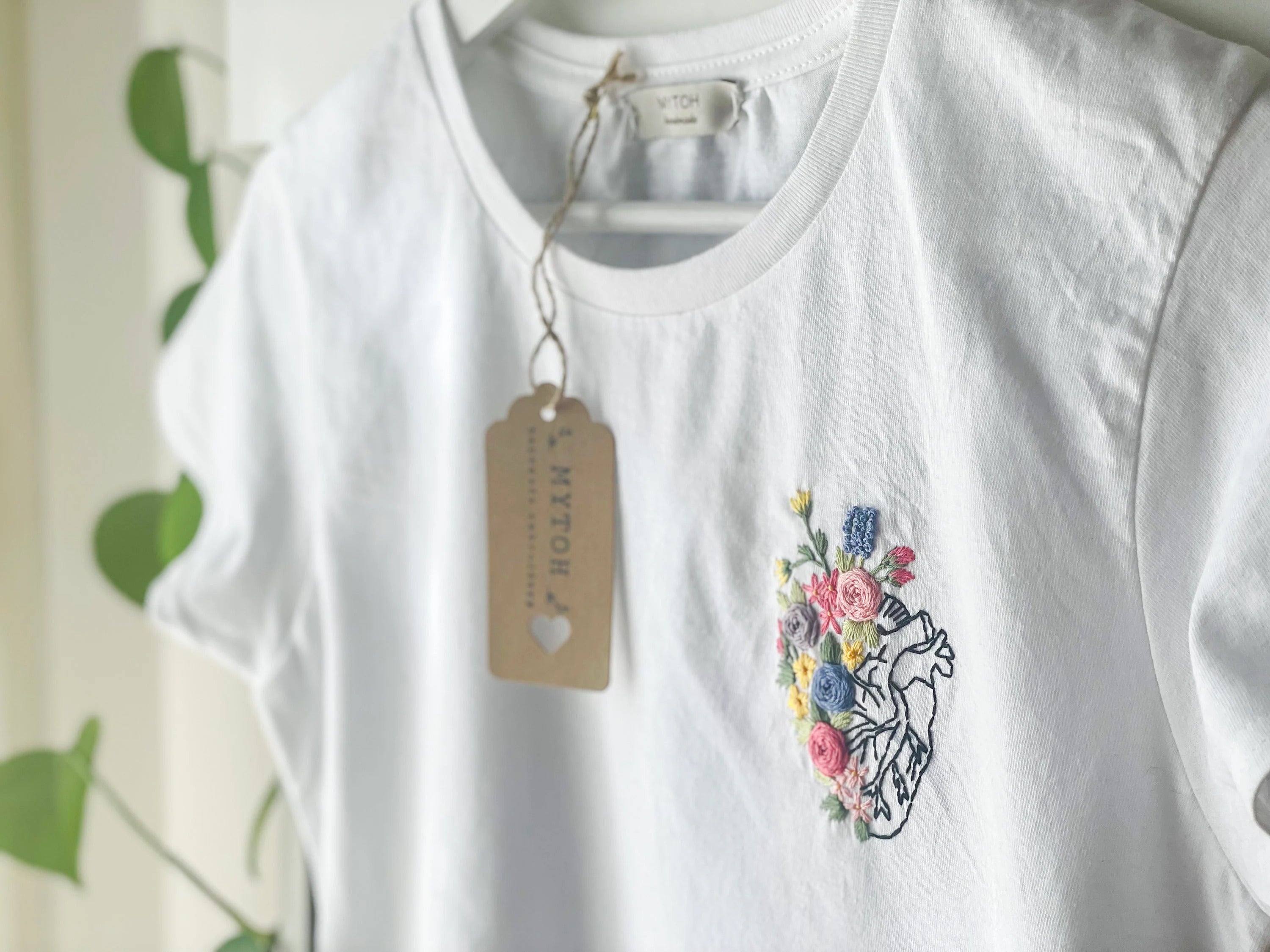 Personalized t-shirt, hand embroidered, 100% cotton. Heart with flowers