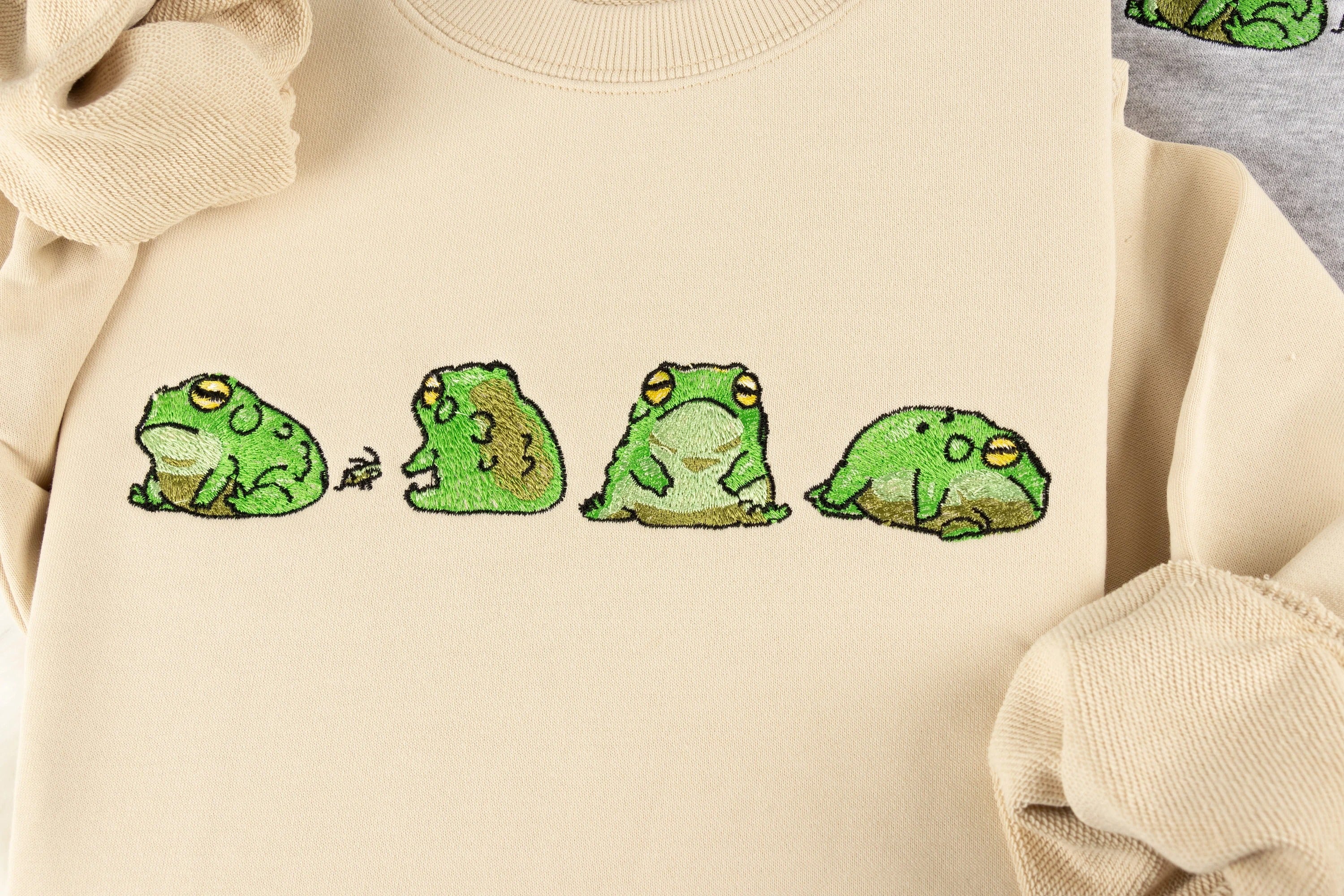 Frog Embroidered Sweatshirt | Frog University T-shirt | Embroidered Sweatshirt | Sweater | Crew Neck Sweatshirt