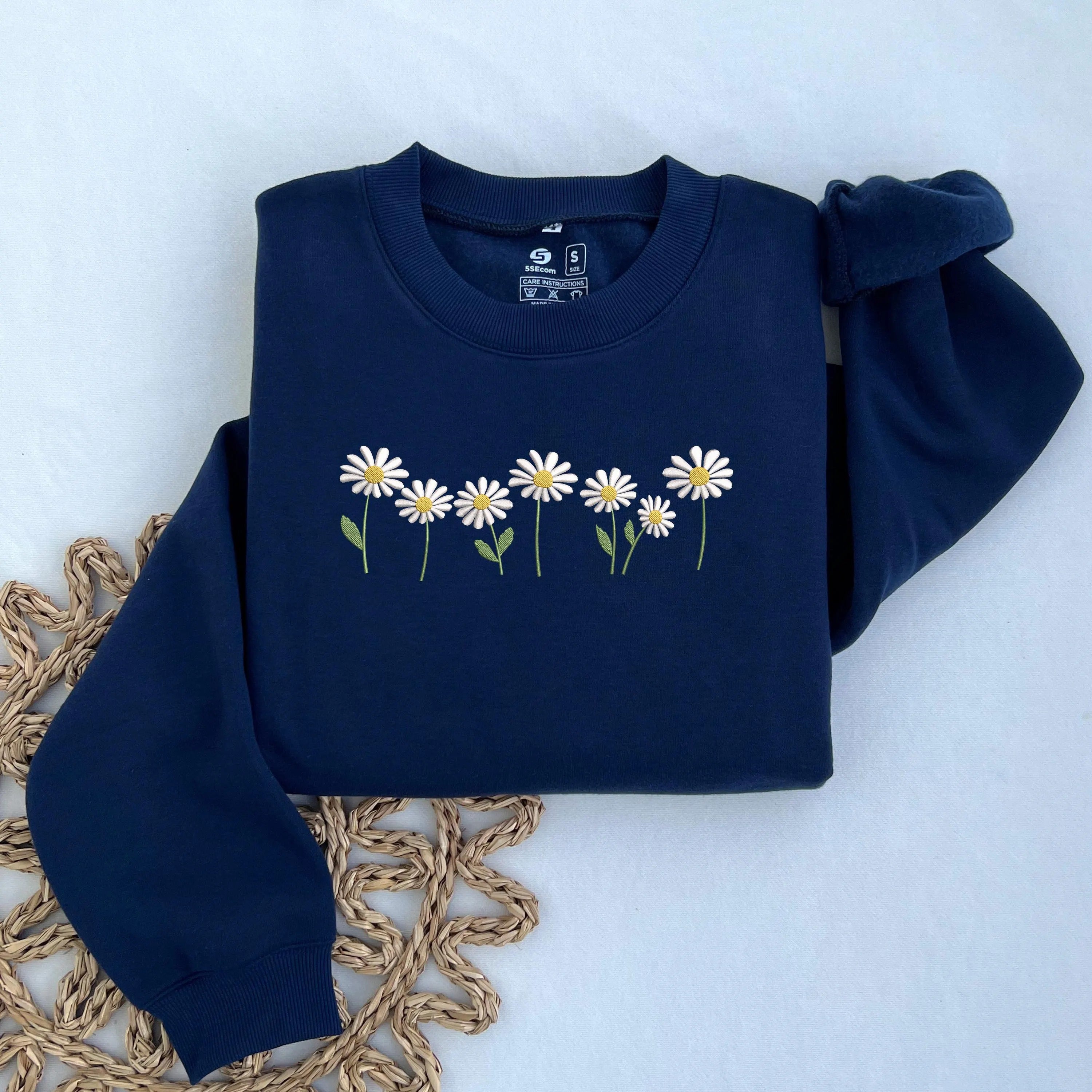 Daisy Embroidered Sweatshirt, Floral Cottagecore Shirt, Botanical Shirt, Nature Shirt, Flower Sweatshirt, Minimalist Floral Sweater